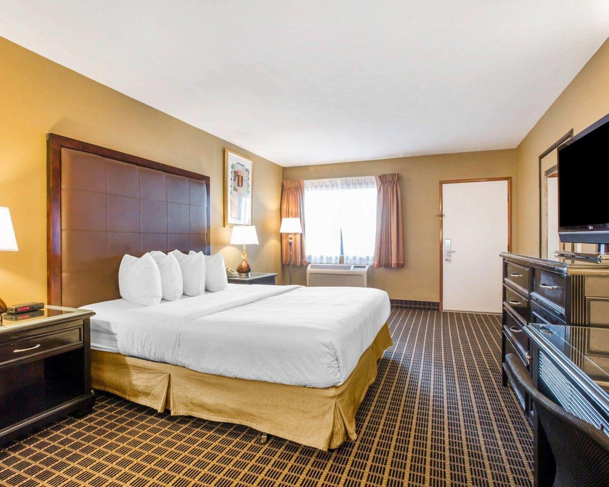 Quality Inn & Suites Westminster Seal Beach Exterior foto